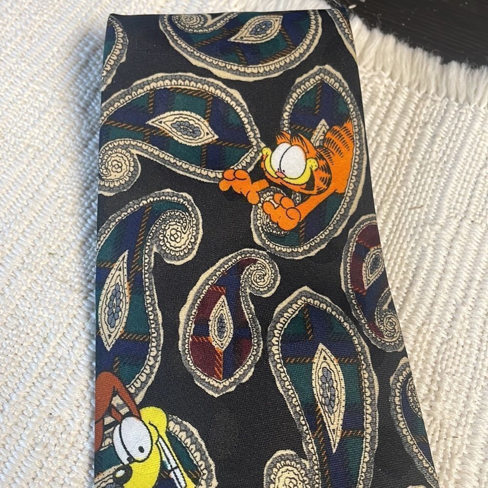 Paws Addiction Garfield & Odie Men’s Tie, Garfield the Cat , Paisley - Picture 4 of 7